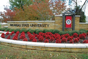 Detienen a hombre armado que ingresó a la Universidad de Arkansas