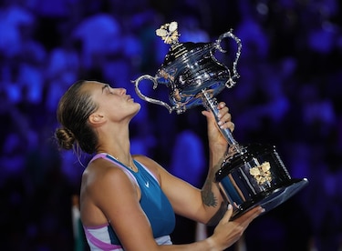 Sabalenka logra su primer grande tras remontar a Rybakina