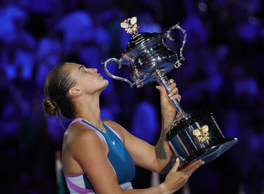 Sabalenka logra su primer grande tras remontar a Rybakina