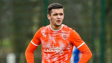 Jake Daniels, primer futbolista profesional inglés activo en admitir su homosexualidad