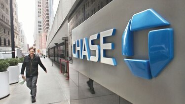 Bancos de EU anuncian ganancias tras alza de tasas de interés