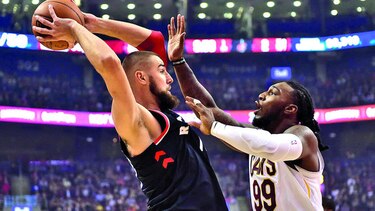 Raptors le propinan paliza a los Cavaliers