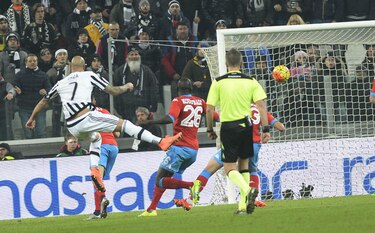 Juventus derrota al Napoli y es el nuevo líder en Italia