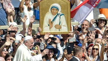 El papa proclama santa a la Madre Teresa de Calcuta