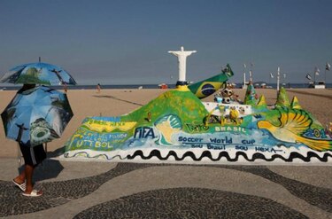 Prohibido dormir en la playa; advertencia para aficionados que van al Mundial