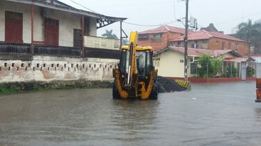 Varias calles inundadas tras fuerte lluvia en Colón