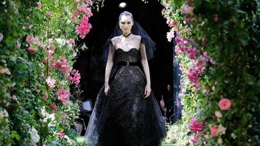 Dior rinde homenaje a las mujeres que llevan el peso del mundo