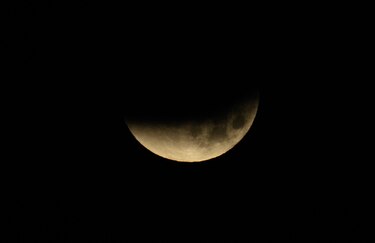 Un eclipse lunar total deja una 'Luna de sangre' desde Japón hasta América
