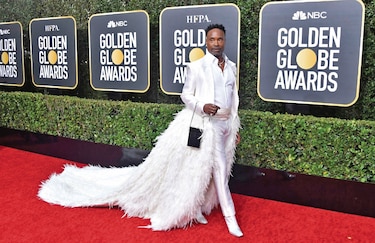 Plumas y un gran moño en la primera alfombra roja de 2020