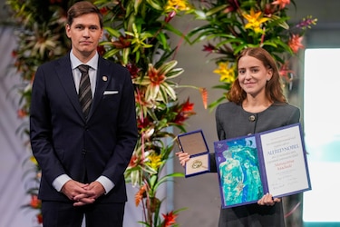 Hija de María Corina Machado recibe el Premio Nobel de la Paz dedicado a todos los venezolanos
