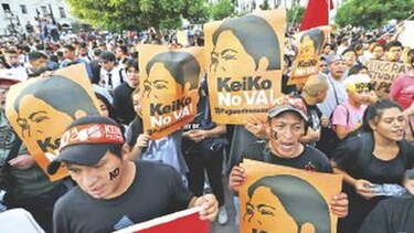 Miles marchan contra Keiko Fujimori