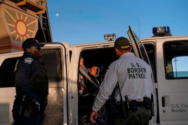 Un número ‘sin precedentes’ de migrantes cruza la frontera con México, reporta Estados Unidos