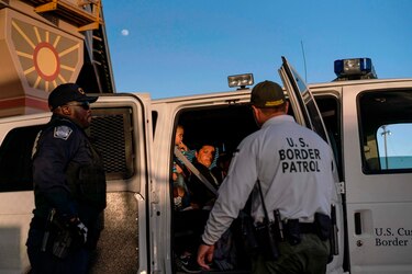 Un número ‘sin precedentes’ de migrantes cruza la frontera con México, reporta Estados Unidos