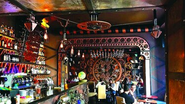 Bar con aire futurista