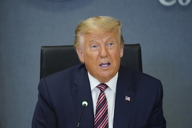 Nuevo libro dice que Trump admitió haber minimizado el peligro del coronavirus