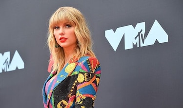 Taylor Swift acusa a su antiguo sello de amenazarla, y este la desmiente