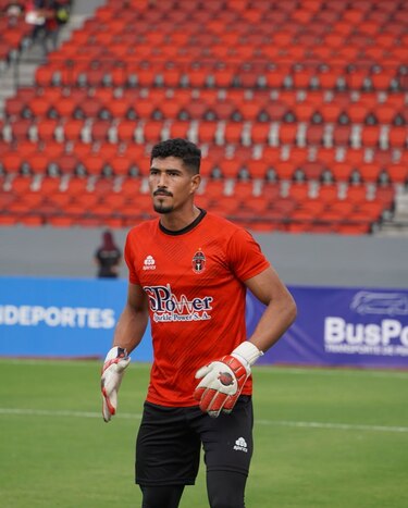 Marcos de León: el portero veragüense que enfrentará a Messi y Suárez