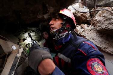 Perros, drones y detectores de sonido: cómo encuentran sobrevivientes los rescatistas en Venezuela