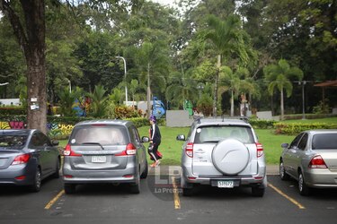 Administración del parque Omar cobraría por el uso de los estacionamientos