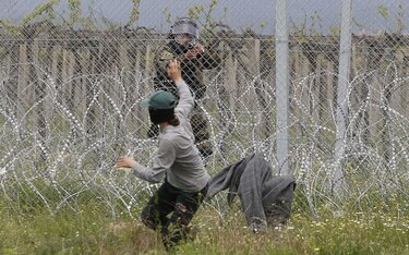 Migrantes y policía macedonia chocan en frontera con Grecia