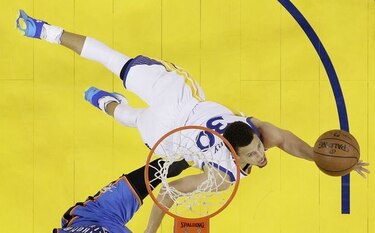 Los Warriors vencen al Thunder y evitan la eliminación