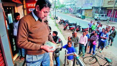 Caos y filas para canje de billetes