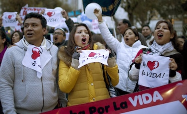Polémica ley de aborto activa marchas católicas en Bolivia