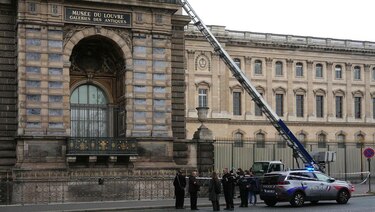 Atraco en el museo del Louvre: ladrones en moto irrumpen al amanecer y huyen con joyas