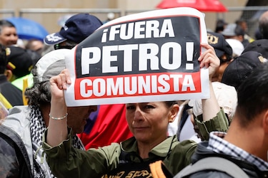 Miles de personas salen a las calles en Bogotá para protestar contra las reformas de Petro