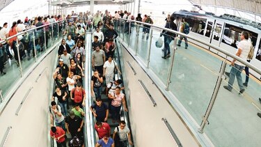 Masiva afluencia de personas en el primer día de operaciones de la línea 2 del Metro