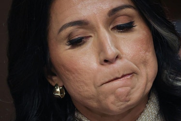 La directora de inteligencia de Estados Unidos dice que el régimen de Irán está ‘intacto’, pero ‘degradado’
