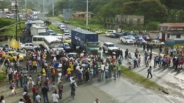 Colonenses cierran la vía y antimotines arrestan a 8