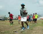Michael Vick lidera a grupo de jugadores de la NFL que brindan clínicas en Panamá