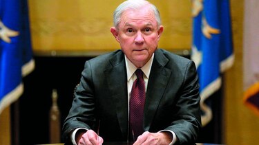 En medio de polémicas, Jeff Sessions toma posesión