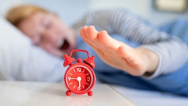 Los curiosos métodos que usaba la gente para despertarse antes de que existieran las alarmas