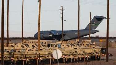 La Corte Suprema de Estados Unidos autoriza al gobierno de Trump reanudar deportaciones rápidas de migrantes a terceros países