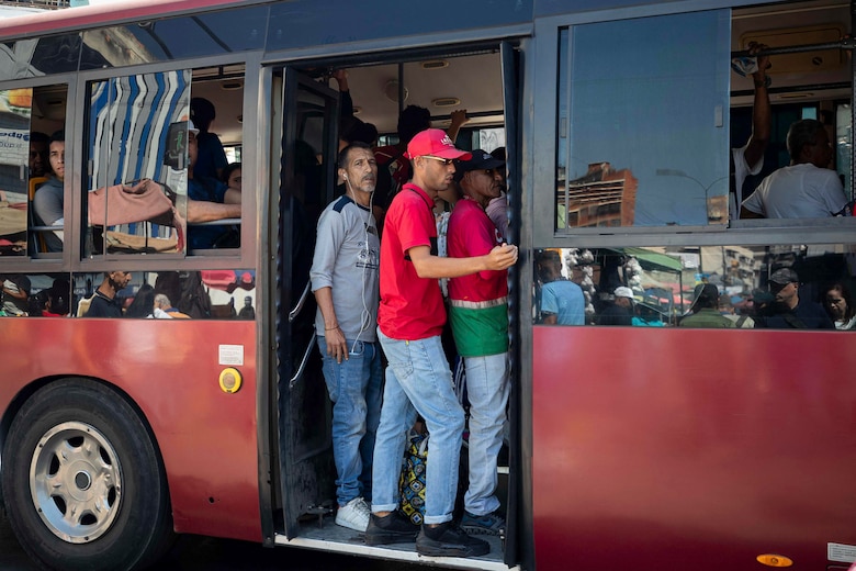 Los venezolanos, más preocupados por la economía que por el despliegue de Estados Unidos