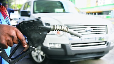 Este viernes bajarán los precios de los combustibles