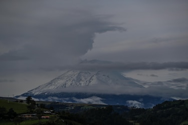 El volcán Cotopaxi vuelve a mostrarse en medio de la niebla de los Andes