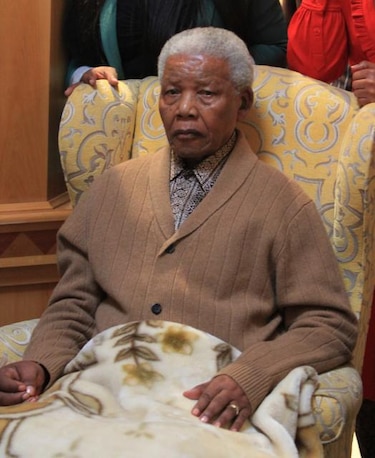 Expresidente sudafricano Mandela, ingresado a un hospital