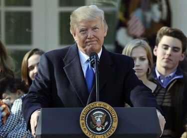 Trump pide a Corte Suprema que revise política inmigratoria