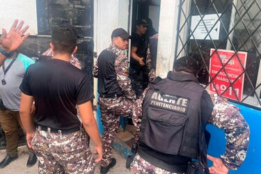 Ecuador: Liberan a 41 funcionarios de prisiones y 136 siguen de rehenes en cárceles