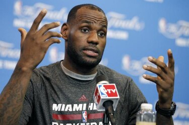 LeBron James se declara agente libre