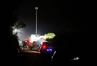 Aumenta a 51 la cifra de migrantes fallecidos en camión en Texas