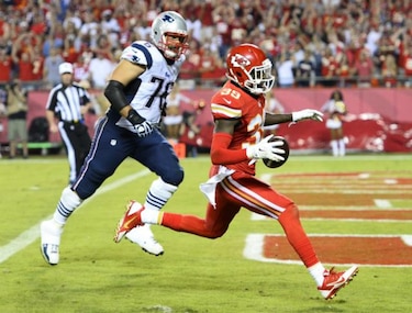 NFL: Árbitros no debieron sancionar a jugador por rezar tras anotación