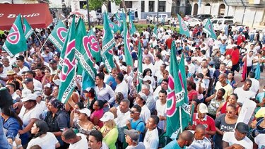 Se bajan tres precandidatos presidenciales en primarias de CD
