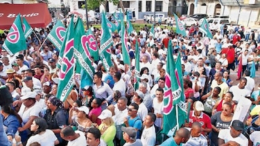 Se bajan tres precandidatos presidenciales en primarias de CD