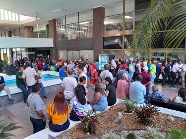 Caos en la Alcaldía de Panamá por inicio de pago con cheques para detectar ‘botellas’, mientras buhoneros se oponen a reubicación