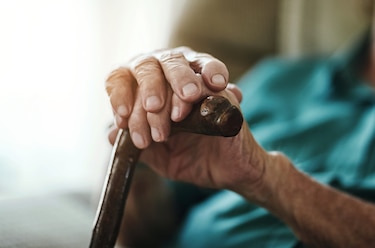 Adultos mayores, víctimas de negligencia y abusos en centros de atención 