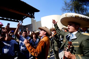Con rancheras, miles de mexicanos dan último adiós a Vicente Fernández